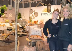 Marion Streng en dochter Loulou De Marez Oyens showden de mooie kussens en accessoires van Goround Interior. "Onze stijl is trendy, actueel en comfortabel."